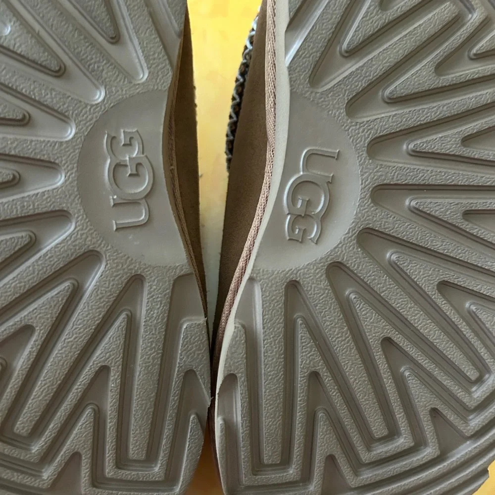 UGG girls short booties, Sz 2